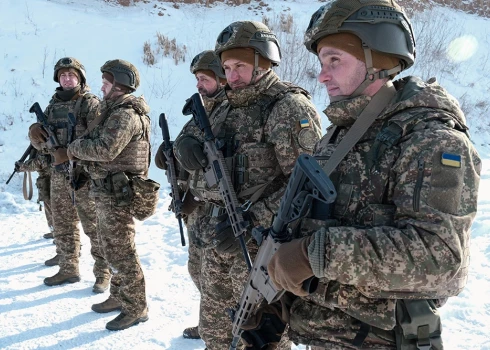 Ukrainas Nacionālās gvardes 13. Hartijas brigādes kājnieku karavīri piedalās militārajās mācībās poligonā Harkivas apgabalā. 2026. gada 23. janvāris.