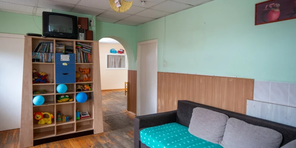 Cietums nosaka savus, specifiskus apstākļus, kādos mātēm jāaudzina savi bērni.