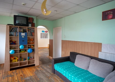 Cietums nosaka savus, specifiskus apstākļus, kādos mātēm jāaudzina savi bērni.