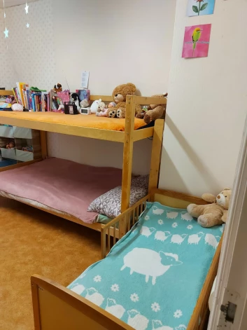 “Es nekādā ziņā nenoliedzu savu vainu. Es vienkārši pieļāvu ļoti, ļoti lielu kļūdu. Taču tas viss nebija atkarīgs tikai no manis. Lietā bija iesaistīts mans bijušais vīrs un vēl divas sievietes. Šobrīd es par to visu vairs nespēju un negribu domāt,” saka Anna.