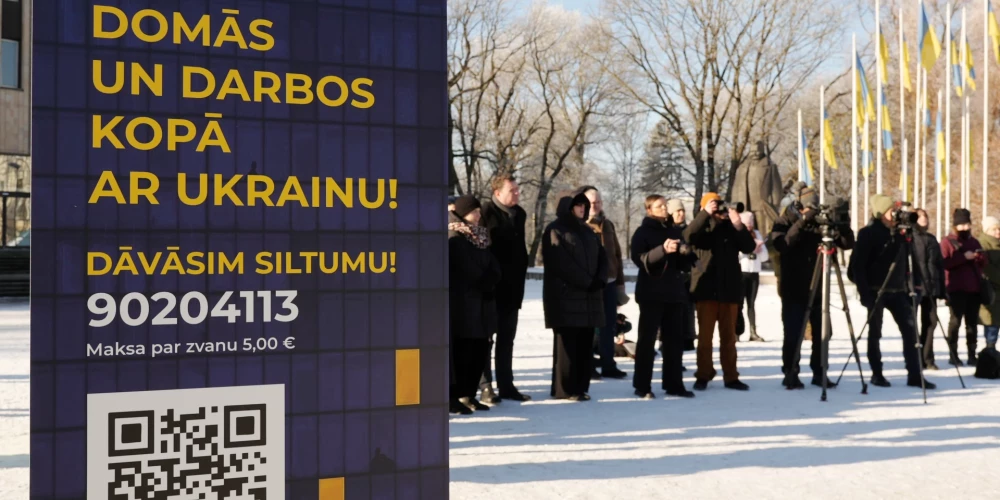 Laukumā pie Rīgas Kongresu nama notiek labdarības akcijas "Siltums Ukrainai no Latvijas" atklāšanas pasākums, kurā Latvijas iedzīvotāji un uzņēmumi aicināti ziedot Ukrainas enerģētikas nozares atbalstam Krievijas iznīcinātās enerģētikas apstākļos.