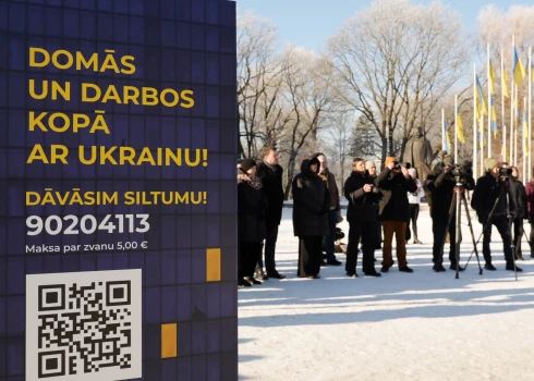 Laukumā pie Rīgas Kongresu nama notiek labdarības akcijas "Siltums Ukrainai no Latvijas" atklāšanas pasākums, kurā Latvijas iedzīvotāji un uzņēmumi aicināti ziedot Ukrainas enerģētikas nozares atbalstam Krievijas iznīcinātās enerģētikas apstākļos.