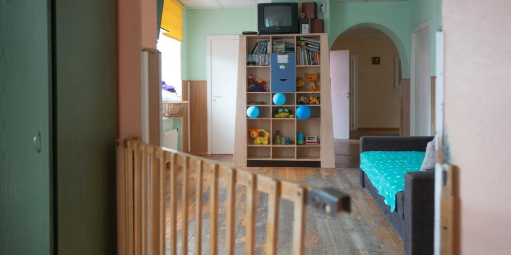 Sievietes ieslodzījumā mēdz nonākt, esot stāvoklī; sievietes mēdz apcietināt, kad viņas ir pavisam mazu bērnu mammas; un sievietes pamanās palikt stāvoklī arī, jau atrodoties aiz restēm. Latvija ir viena no tām valstīm, kur mammas ieslodzījuma laikā var dzīvot kopā ar saviem mazuļiem.