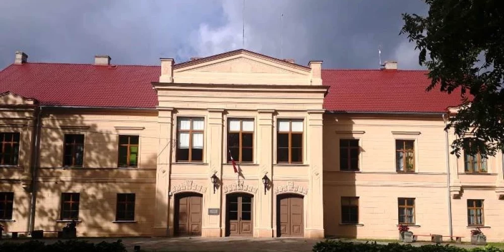 Vārmes pamatskola aicina bijušos absolventus, skolotājus un citus darbiniekus 2. maijā piedalīties skolas 100 gadu jubilejas pasākumā.