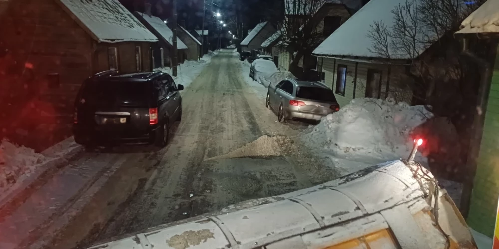 Apsaimniekotājs aicina autovadītājus noprakot pārdomāti.