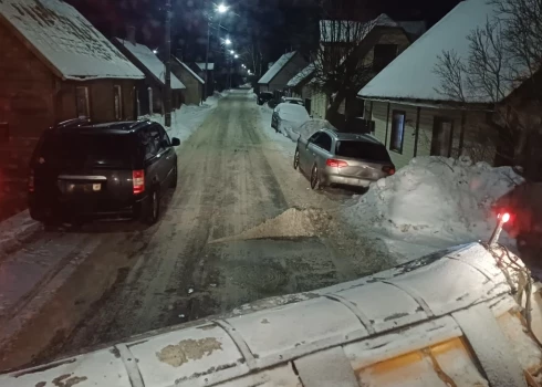 Apsaimniekotājs aicina autovadītājus noprakot pārdomāti.