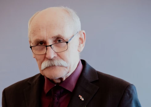 Mūža balvu par nozīmīgu ieguldījumu Latvijas literatūrā ekspertu komisija nolēmusi piešķirt tulkotājam Jānim Krastiņam.