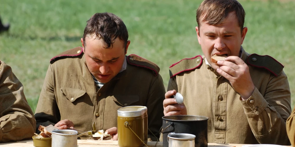 (Ilustratīvs attēls) Rietumi komunistu varas novārdzinātajām valstīm steidza palīgā, taču Krievijai ilgi nevajadzēja, lai "atdarītu" ar agresīvu ārpolitiku politiku un iekšpolitiku, kura tendēta uz valsts budžeta tērēšanu kara vajadzībām.