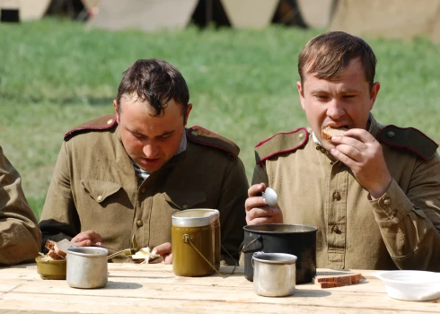 (Ilustratīvs attēls) Rietumi komunistu varas novārdzinātajām valstīm steidza palīgā, taču Krievijai ilgi nevajadzēja, lai "atdarītu" ar agresīvu ārpolitiku politiku un iekšpolitiku, kura tendēta uz valsts budžeta tērēšanu kara vajadzībām.