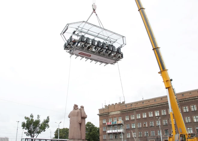 Переносили, отменяли, деньги не возвращали: после жалоб потребителей Dinner in the Sky в Латвии закрыли