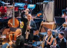 FOTO: vērienīgā koncertā Ventspilī nosvinēta saksofonista Renāra Lāča 50. dzimšanas diena