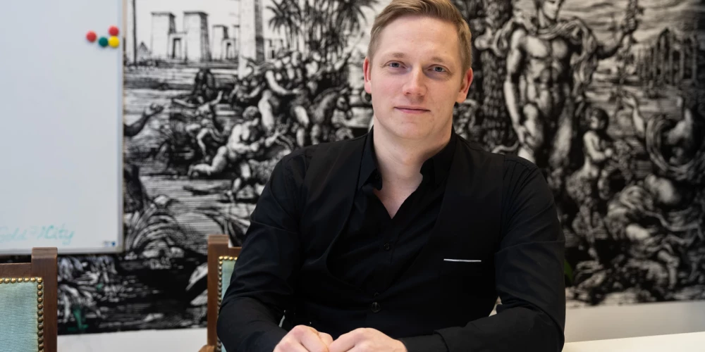 Uzvedības ekonomikas analītiķis Austris Šmits dalās novērojumos par slēptajām reklāmām, populismu un vājām vietām demokrātijā.