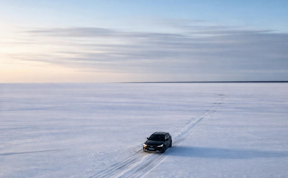 Igaunijā starp salām Baltijas jūrā oficiāli atklāts pirmais ledus ceļš. VIDEO