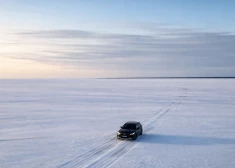 Igaunijā starp salām Baltijas jūrā oficiāli atklāts pirmais ledus ceļš. VIDEO