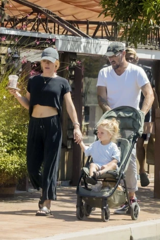 Braiens Ostins Grīns ar līgavu Šarnu Bērdžesu un dēlu Zeinu 2025. gada augustā.