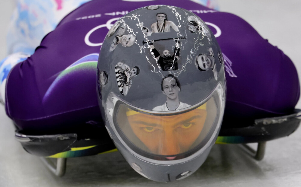 Skandāls olimpiādē: Olimpiskā komiteja vēršas pret Ukrainas skeletonistu par kara upuru godināšanu uz ķiveres