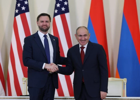 ASV viceprezidents Džeimss Deivids Venss ar Armēnijas premjerministru Nikolu Pašinjanu.
