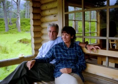 Kuru viņa sargā? Epstīna noziegumu līdzdalībniece Maksvela spītīgi klusē un atsakās "iegāzt" ietekmīgos draugus.