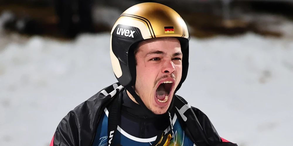 Vācijas sportists Filips Raimunds izcīna zelta medaļu tramplīnlēkšanā.