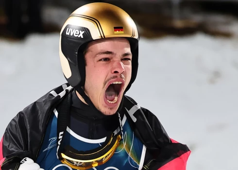 Vācijas sportists Filips Raimunds izcīna zelta medaļu tramplīnlēkšanā.