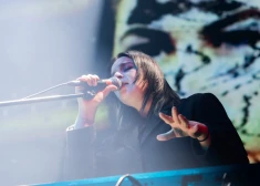 FOTO: Austrālijas "TikTok" zvaigzne Kim Dracula satricina Rīgu ar jaudīgu šovu