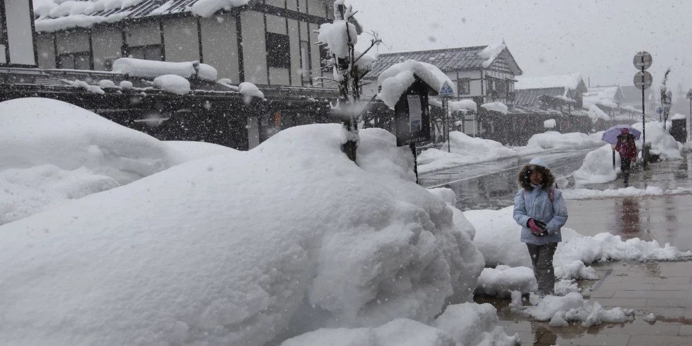 Japānā trīs nedēļās spēcīgs sniegputenis laupījis dzīvību vairāk nekā 46 cilvēkiem. 