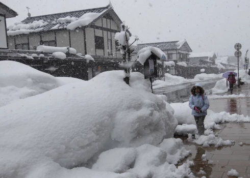 Japānā trīs nedēļās spēcīgs sniegputenis laupījis dzīvību vairāk nekā 46 cilvēkiem. 