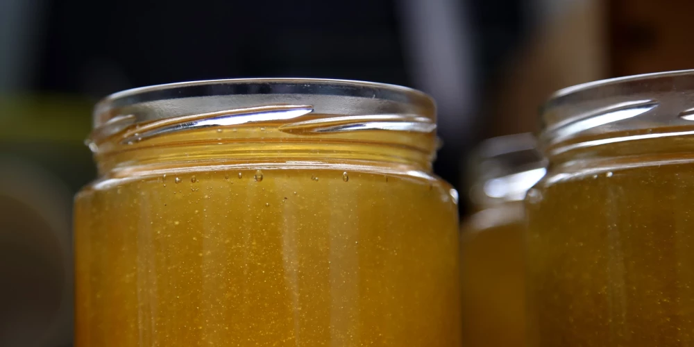 Aukstie laikapstākļi var apdraudēt arī medus ražu.