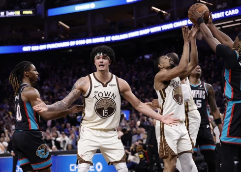 "Warriors" bez Kristapa Porziņģa izrauj uzvaru pār "Grizzlies". 