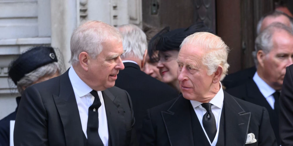 Karalis Čārlzs pārtrauc klusēšanu par Endrū skandālu.