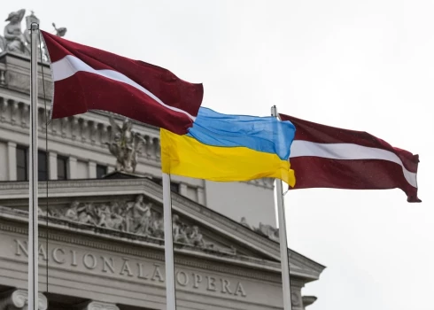 Рижская дума решила перечислить 100 тысяч евро на поддержку Украины.