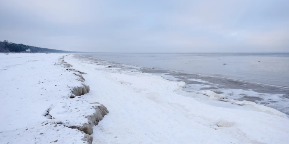 Liepājā izglābts ledū jūrā ielūzis pusaudzis.