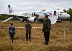 "Norakstīts" - Viens no pilotiem, kurš nosēdināja lidmašīnu labības laukā un izglāba 167 cilvēkus, nonācis neapskaužamā situācijā