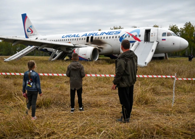 "Norakstīts" - Viens no pilotiem, kurš nosēdināja lidmašīnu labības laukā un izglāba 167 cilvēkus, nonācis neapskaužamā situācijā