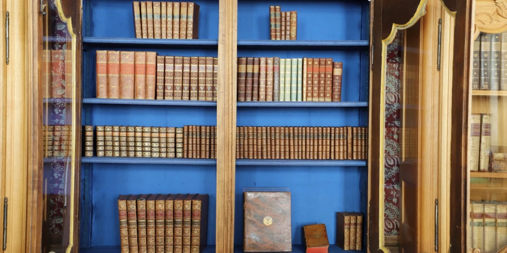 Grāmatas, kas gadu desmitiem, pat gadsimtiem glabājušās kaislīgu bibliofilu kolekcijās, tagad kā izcils vēsturiskas privātbibliotēkas paraugs atradušas mājvietu Rundāles pils muzejā, papildinot pils pastāvīgo ekspozīciju.  