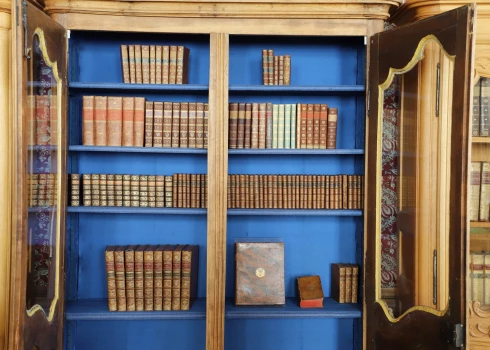 Grāmatas, kas gadu desmitiem, pat gadsimtiem glabājušās kaislīgu bibliofilu kolekcijās, tagad kā izcils vēsturiskas privātbibliotēkas paraugs atradušas mājvietu Rundāles pils muzejā, papildinot pils pastāvīgo ekspozīciju.  