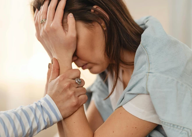 Trieciens mātei: pēc saderināšanās meita vienā mirklī izsvītro viņu no savas dzīves