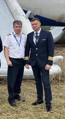 Piloti, kuri veiksmīgi nosēdināja lidmašīnu - Eduards Semjonovs un Sergejs Belovs.