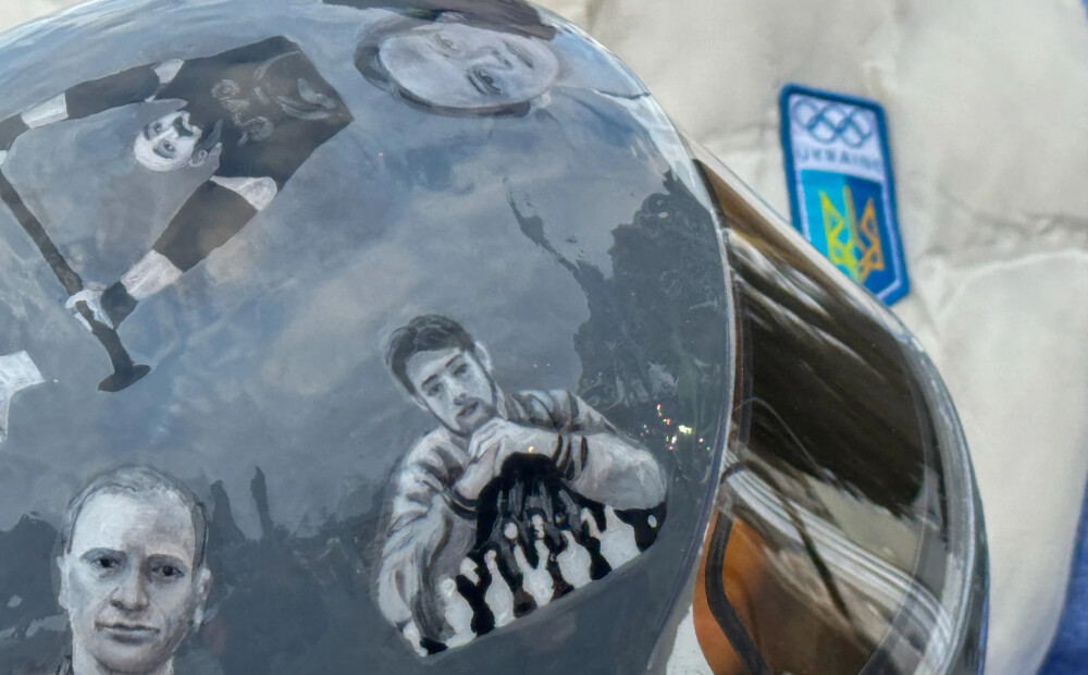 Ukrainas prezidents Zelenskis aizstāv ukraiņu skeletonista žestu uz ķiveres, ko aizliedza SOK