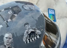 Ukrainas prezidents Zelenskis aizstāv ukraiņu skeletonista žestu uz ķiveres, ko aizliedza SOK