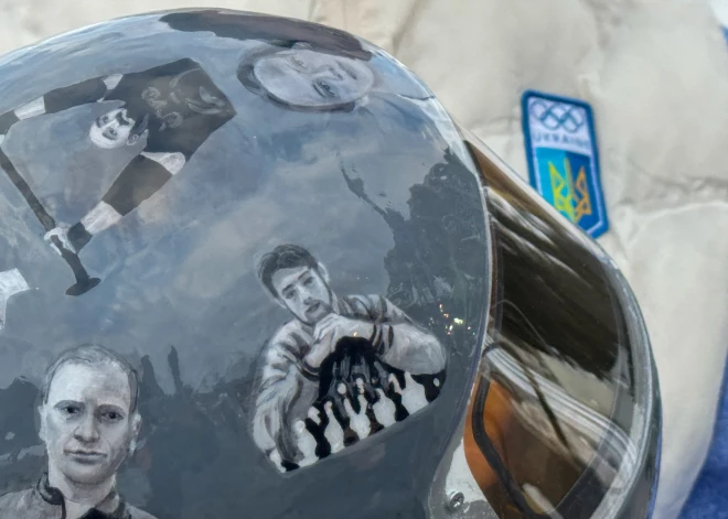 Ukrainas prezidents Zelenskis aizstāv ukraiņu skeletonista žestu uz ķiveres, ko aizliedza SOK