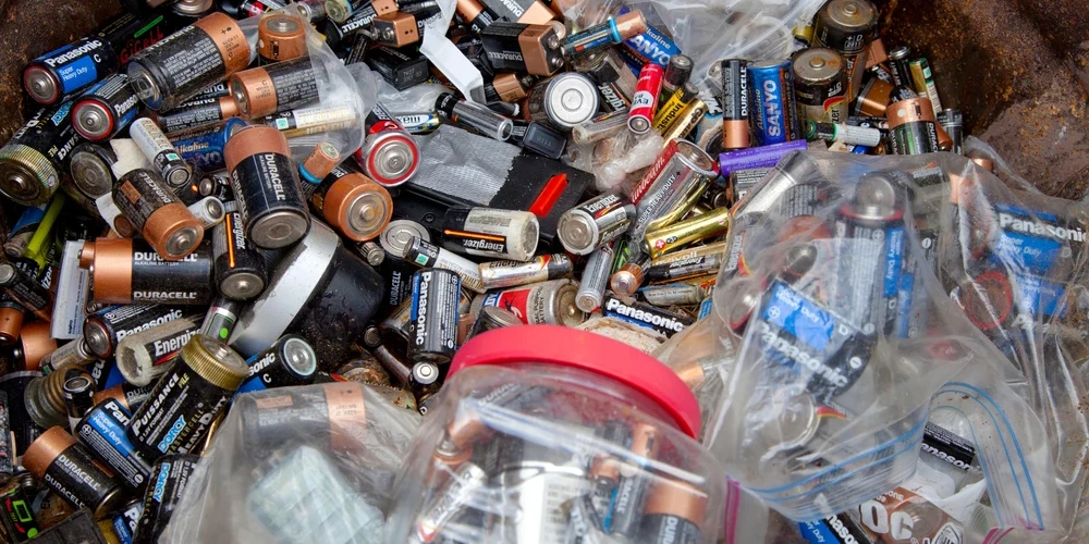 Aicina bez maksas nodot elektrotehniku un baterijas.