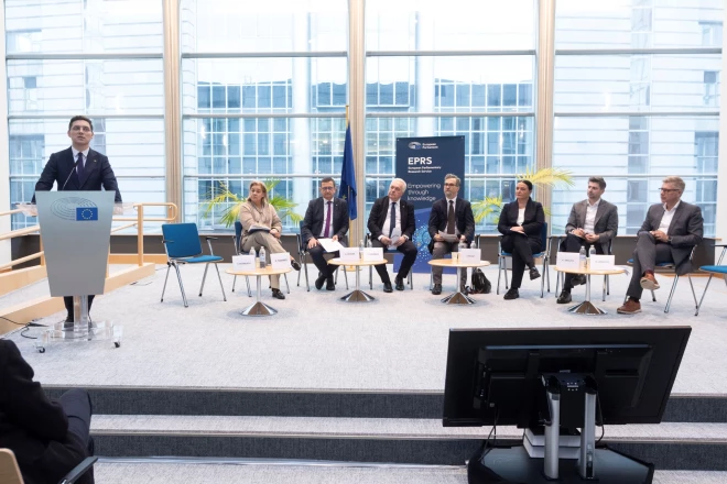 Pagājušā gada decembrī Ušakovs kopā ar kolēģiem no Polijas un Rumānijas sarīkoja vērienīgu pasākumu. Vienā zālē tika pulcēti EP deputāti, Latvijas zemnieku un lauksaimnieku organizācijas, ministriju pārstāvji no Polijas un Rumānijas un Latvijas zemkopības ministrs Armands Krauze. Mērķis viens – parādīt Briselei vienotu nostāju un pieprasīt godīgas subsīdijas mūsu zemniekiem.