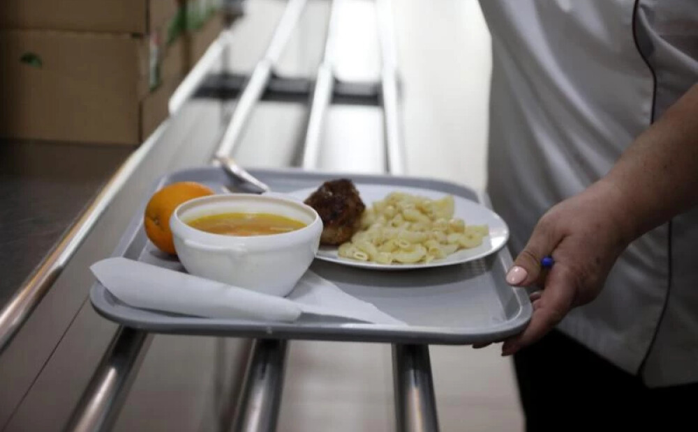 "Bumba ar laika degli!" Rīgas skolas ēdināšanas aizkulises iezīmē satraucošu realitāti virtuvē