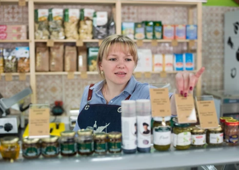 Комиссия Сейма одобрила идею закрепить в законе язык общения продавцов и клиентов.