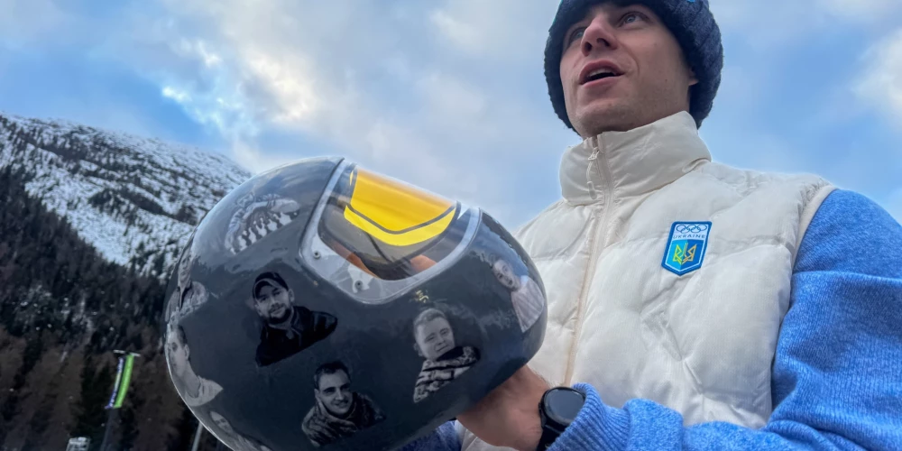 Ukrainas skeletonists Vladislavs Heraskevičs un viņa ķivere, ar kuru tiek godināti agresovalsts upuri viņa dzimtenē.