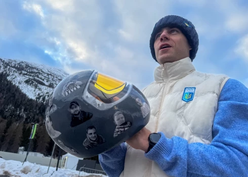 Ukrainas skeletonists Vladislavs Heraskevičs un viņa ķivere, ar kuru tiek godināti agresovalsts upuri viņa dzimtenē.