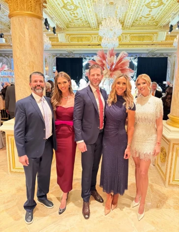 Ivanka ar brāļiem un viņu dzīvesbiedrēm.