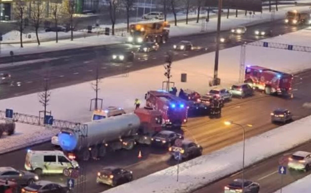 Uz Krasta ielas Rīgā notikusi astoņu transportlīdzekļu sadursme