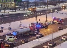 Uz Krasta ielas Rīgā notikusi astoņu transportlīdzekļu sadursme
